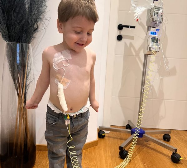 Le catheter veineux central de Batuhan qui sert à lui perfuser sa nutrition parentérale