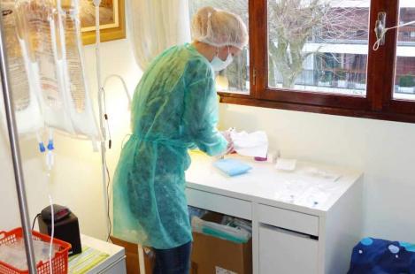 Préparation du matériel pour la nutrition parentérale à domicile